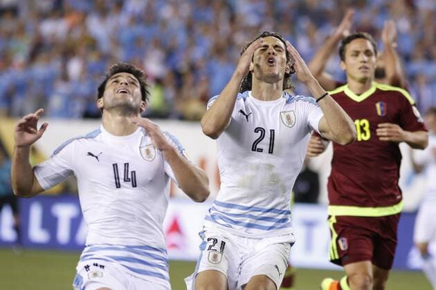 Uruguay players Nicolas Lodeiro (L) and Edinson Cavani (C) react after missing a goal opportunity before Venezuela during their Copa America Centenario Group C match at the Lincoln Financial Field in Philadelphia, Nationalteam , Pennsylvania, United States, 9 June 2016. URUGUAY VS VENEZUELA !ACHTUNG: NUR REDAKTIONELLE NUTZUNG!  PHI006 20160610-636011287122962119