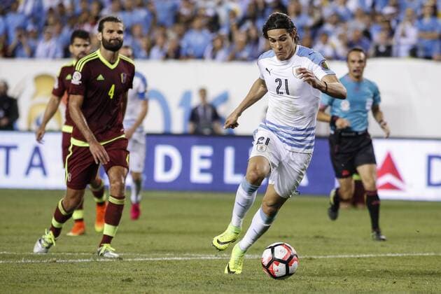 Uruguay player Edinson Cavani (C) conducts the ball during their Copa America Centenario Group C match at the Lincoln Financial Field in Philadelphia, Nationalteam , Pennsylvania, United States, 9 June 2016. URUGUAY VS VENEZUELA !ACHTUNG: NUR REDAKTIONELLE NUTZUNG!  PHI007 20160610-636011287762406119