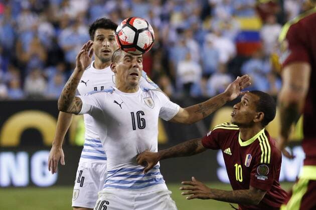 Uruguay player Maximiliano Pereira (C) heads the ball before Venezuela Romulo Otero during their Copa America Centenario Group C match at the Lincoln Financial Field in Philadelphia, Nationalteam , Pennsylvania, United States, 9 June 2016. URUGUAY VS VENEZUELA !ACHTUNG: NUR REDAKTIONELLE NUTZUNG!  PHI008 20160610-636011289037082119