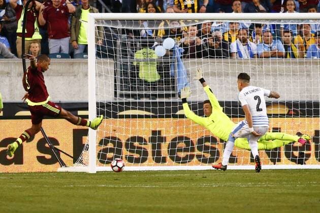 Venezuela player Salomon Rondon scores a goal before Uruguay goalkeper Fernando Muslera during their Copa America Centenario Group C match at the Lincoln Financial Field in Philadelphia, Nationalteam , Pennsylvania, United States, 9 June 2016. URUGUAY VS VENEZUELA !ACHTUNG: NUR REDAKTIONELLE NUTZUNG!  PHI009 20160610-636011290925462119