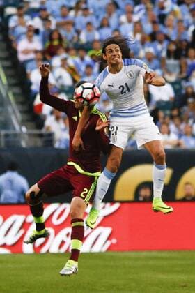 Venezuela player Wilker Angel (L) fights for the ball before Uruguay Edinson Cavani during their Copa America Centenario Group C match at the Lincoln Financial Field in Philadelphia, Nationalteam , Pennsylvania, United States, 9 June 2016. URUGUAY VS VENEZUELA !ACHTUNG: NUR REDAKTIONELLE NUTZUNG!  PHI010 20160610-636011291603906119