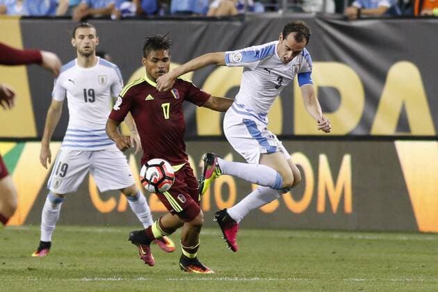 Venezuela player Josef Martinez (C) fights for the ball before Uruguay Diego Godin during their Copa America Centenario Group C match at the Lincoln Financial Field in Philadelphia, Nationalteam , Pennsylvania, United States, 9 June 2016. URUGUAY VS VENEZUELA !ACHTUNG: NUR REDAKTIONELLE NUTZUNG!  PHI011 20160610-636011294907050119