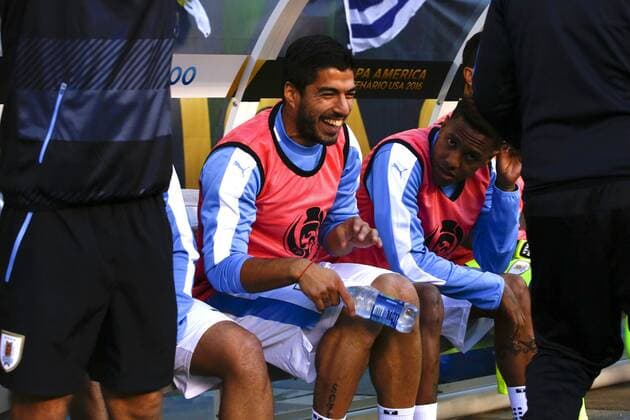 Uruguay player Luis Suarez observes the match against Venezuela from the bench during their Copa America Centenario Group C match at the Lincoln Financial Field in Philadelphia, Nationalteam , Pennsylvania, United States, 9 June 2016. URUGUAY VS VENEZUELA !ACHTUNG: NUR REDAKTIONELLE NUTZUNG!  PHI016 20160610-636011302052474119