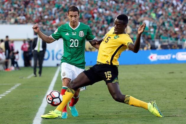 Mexico player Jesus Duenas (L) fights for the ball with Jamaica Je-Vaughn Watson during their Copa America Group C match in Pasadena, United States, 9 June 2016. MEXICO VS JAMAICA Nationalteam !ACHTUNG: NUR REDAKTIONELLE NUTZUNG!  PSD012 20160610-636011307097514119