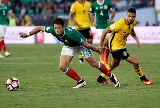 Mexico player Javier Hernandez (L) fights for the ball with Jamaica Joel McAnuff during their Copa America Group C match in Pasadena, United States, 9 June 2016. MEXICO VS JAMAICA Nationalteam !ACHTUNG: NUR REDAKTIONELLE NUTZUNG!  PSD020 20160610-636011318652948884