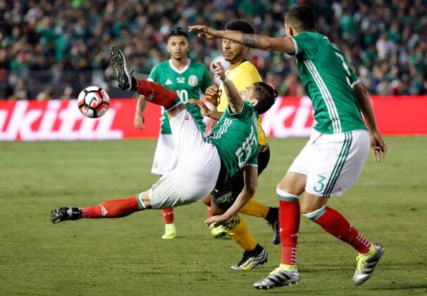 Mexico player Hector Moreno (C) fights for the ball with Jamaica Giles Barnes during their Copa America Group C match in Pasadena, United States, 9 June 2016. MEXICO VS JAMAICA Nationalteam !ACHTUNG: NUR REDAKTIONELLE NUTZUNG!  PSD036 20160610-636011344610387502