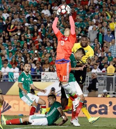 Mexico goalkeeper Guillermo Ochoa (front) in action before Jamaica during their Copa America Group C match in Pasadena, United States, 9 June 2016. MEXICO VS JAMAICA Nationalteam !ACHTUNG: NUR REDAKTIONELLE NUTZUNG!  PSD037 20160610-636011348364527502
