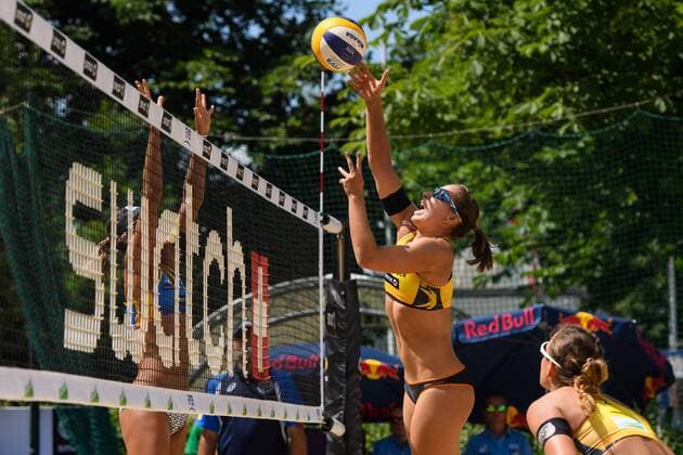 09.06.2016, Hamburg, Tennisstadion Rothenbaum FIVB World Tour 2016, smart Major Hamburg Block Elize Secomandi Maia ( 2 BRA) - Angriff Julia Großner Grossner ( 1 GER)