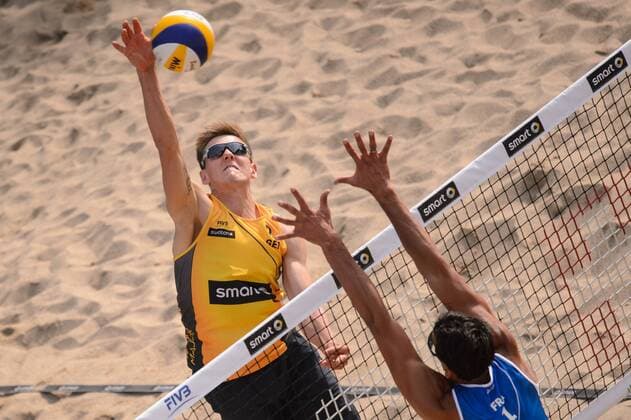 09.06.2016, Hamburg, Tennisstadion Rothenbaum FIVB World Tour 2016, smart Major Hamburg Angriff Bennet Poniewaz ( 2 GER) - Block Youssef Krou ( 1 FRA)