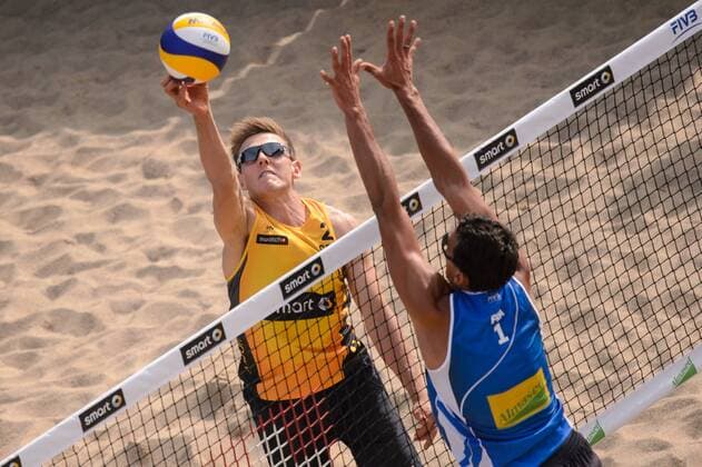 09.06.2016, Hamburg, Tennisstadion Rothenbaum FIVB World Tour 2016, smart Major Hamburg Angriff Bennet Poniewaz ( 2 GER) - Block Youssef Krou ( 1 FRA)