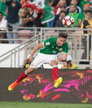 Mexico s Hector Herrera vies for the ball during the Copa America Centenario tournament Group C football match between Mexico and Jamaica in Pasadena, California, the United States, on June 9, 2016. ) (SP)U.S.-PASADENA-COPA AMERICA-GROUP C-MEX VS JAM YangxLei 