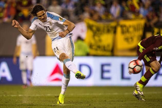 June 9 2016: Uruguay forward Edinson Cavani (21) miss a wide open shot during the 2nd half of the match between Uruguay versus Venezuela at Lincoln Financial Field in Philadelphia, PA (Photo by Dennis Schneidler Icon Sportswire) SOCCER: JUN 09 Copa America Centenario - Uruguay v Venezuela Icon0609161062 EDITORIAL USE ONLY