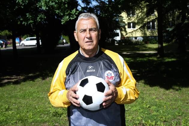 Trainer Claus Kreul (1. FC Magdeburg,FC Hansa Rostock,FC Karl Marx Stadt,DDR,Deutschland) - Fotoshooting mit dem ehemaligen DDR Nachwuchsauswahltrainer und Trainer vom 1. FC Magdeburg und FC Hansa Rostock in Magdeburg - Einzelbild,Deutschland, Fussball, Mann, Maenner,10.06.2016