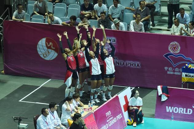 (160610) -- BEILUN, June 10, 2016 -- Players of the United States cheer for their teammates during the FIVB Women s Volleyball World Grand Prix 2016 Pool A1 Preliminary Round match against Germany at Beilun Sports and Arts Hall in Beilun District of Ningbo, east China s Zhejiang Province, June 10, 2016. The United States won 3-0.)(wll) (SP)CHINA-BEILUN-VOLLEYBALL-FIVB-WOMEN S WORLD GRAND PRIX-POOL A1-PRELIMINARY ROUND(CN) HuangxZongzhi 