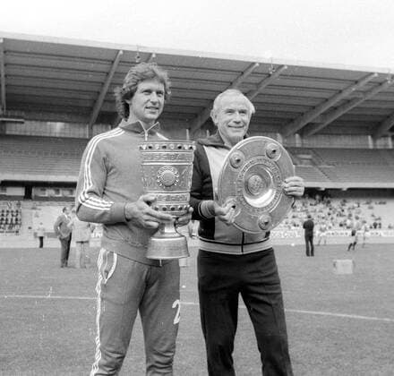 Fußball, 1. FC Köln, Deutscher Meister 1978 Fototermin,1. FC Koeln, 30.07.1978, Heinz Flohe und Hennes Weisweiler präsentieren die Meisterschale und den DFB-Pokal HM