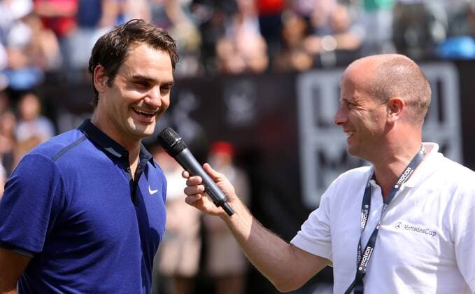 Stuttgart Tennis MercedesCup 2016, v.l. Roger Federer und Interviewer Theo Jägersberg