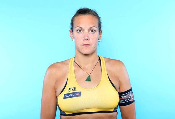 Beachvolleyball, Deutsche Olympiastarter Fotoshooting Olympia 2016 - Beachvolleyball: Victoria Bieneck bei einem Fototermin in Hamburg am 07.06.2016. Studio Studioaufnahme Olympische Spiele Olympiade Rio de Janeiro Olympia 2016 Beachvolleyballspielerin Einzelbild Einzelfigur angeschnitten Portrait Portraet Portraet Querformat Kamerablick Deutschland deutsch GER Hamburg Copyright: Eibner-Pressefoto EP_pub