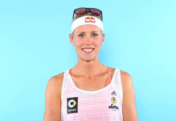Beachvolleyball, Deutsche Olympiastarter Fotoshooting Olympia 2016 - Beachvolleyball: Karla Borger bei einem Fototermin in Hamburg am 07.06.2016. Studio Studioaufnahme Olympische Spiele Olympiade Rio de Janeiro Olympia 2016 Beachvolleyballspielerin Einzelbild Einzelfigur angeschnitten Portrait Portraet Querformat Deutschland deutsch GER lachen laecheln Hamburg Copyright: Eibner-Pressefoto EP_pub