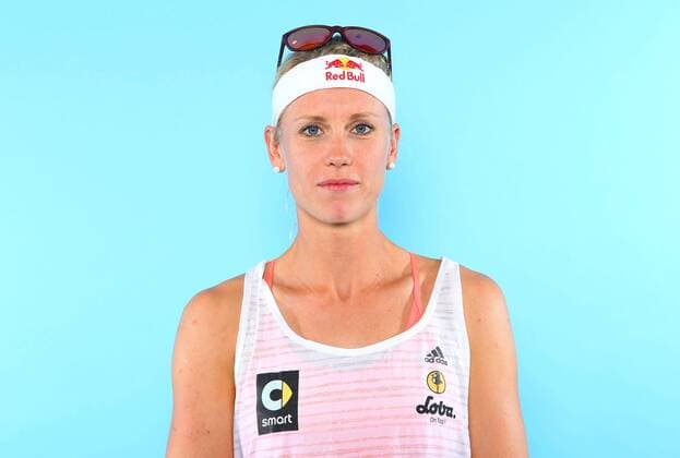 Beachvolleyball, Deutsche Olympiastarter Fotoshooting Olympia 2016 - Beachvolleyball: Karla Borger bei einem Fototermin in Hamburg am 07.06.2016. Studio Studioaufnahme Olympische Spiele Olympiade Rio de Janeiro Olympia 2016 Beachvolleyballspielerin Einzelbild Einzelfigur angeschnitten Portrait Portraet Querformat Deutschland deutsch GER Hamburg Copyright: Eibner-Pressefoto EP_pub