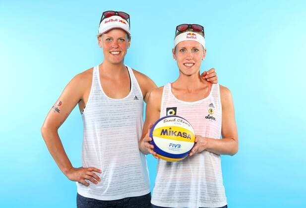 Beachvolleyball, Deutsche Olympiastarter Fotoshooting Olympia 2016 - Beachvolleyball: v.l. Britta Büthe und Karla Borger bei einem Fototermin in Hamburg am 07.06.2016. Studio Studioaufnahme Olympische Spiele Olympiade Rio de Janeiro Olympia 2016 Beachvolleyballspielerin Einzelbild Einzelfigur angeschnitten Halbkoerper Querformat Deutschland deutsch GER Buethe lachen laecheln Ball Hamburg Copyright: Eibner-Pressefoto EP_pub