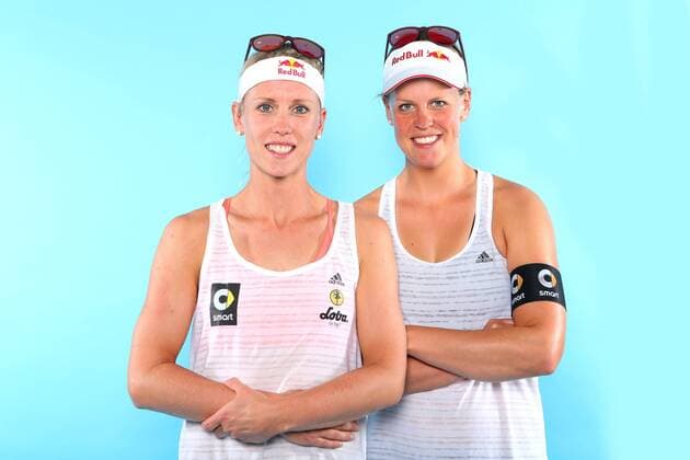 Beachvolleyball, Deutsche Olympiastarter Fotoshooting Olympia 2016 - Beachvolleyball: v.l. Britta Büthe und Karla Borger bei einem Fototermin in Hamburg am 07.06.2016. Studio Studioaufnahme Olympische Spiele Olympiade Rio de Janeiro Olympia 2016 Beachvolleyballspielerin Einzelbild Einzelfigur angeschnitten Halbkoerper Querformat Deutschland deutsch GER Buethe lachen laecheln Hamburg Copyright: Eibner-Pressefoto EP_pub