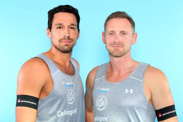 Beachvolleyball, Deutsche Olympiastarter Fotoshooting Olympia 2016 - Beachvolleyball: v.l. Jonathan Erdmann und Kay Matysik bei einem Fototermin in Hamburg am 07.06.2016. Studio Studioaufnahme Olympische Spiele Olympiade Rio de Janeiro Olympia 2016 Beachvolleyballspieler angeschnitten Portrait Portraet Portraet Querformat Kamerablick Deutschland deutsch GER Hamburg Copyright: Eibner-Pressefoto EP_pub