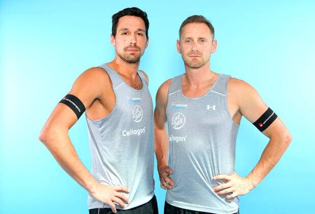 Beachvolleyball, Deutsche Olympiastarter Fotoshooting Olympia 2016 - Beachvolleyball: v.l. Jonathan Erdmann und Kay Matysik bei einem Fototermin in Hamburg am 07.06.2016. Studio Studioaufnahme Olympische Spiele Olympiade Rio de Janeiro Olympia 2016 Beachvolleyballspieler angeschnitten Halbkoerper Querformat Kamerablick Deutschland deutsch GER Hamburg Copyright: Eibner-Pressefoto EP_pub