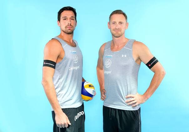 Beachvolleyball, Deutsche Olympiastarter Fotoshooting Olympia 2016 - Beachvolleyball: v.l. Jonathan Erdmann und Kay Matysik bei einem Fototermin in Hamburg am 07.06.2016. Studio Studioaufnahme Olympische Spiele Olympiade Rio de Janeiro Olympia 2016 Beachvolleyballspieler angeschnitten Halbkoerper Querformat Kamerablick Ball Deutschland deutsch GER Hamburg Copyright: Eibner-Pressefoto EP_pub