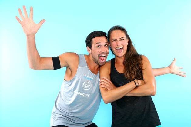 Beachvolleyball, Deutsche Olympiastarter Fotoshooting Olympia 2016 - Beachvolleyball: Jonathan Erdmann und Ilka Semmler bei einem Fototermin in Hamburg am 07.06.2016. Studio Studioaufnahme Olympische Spiele Olympiade Rio de Janeiro Olympia 2016 Beachvolleyballspieler Halbkoerper Kamerablick lachen laecheln Hamburg Copyright: Eibner-Pressefoto EP_pub