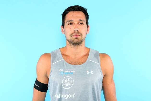 Beachvolleyball, Deutsche Olympiastarter Fotoshooting Olympia 2016 - Beachvolleyball: Jonathan Erdmann bei einem Fototermin in Hamburg am 07.06.2016. Studio Studioaufnahme Olympische Spiele Olympiade Rio de Janeiro Olympia 2016 Beachvolleyballspieler Einzelbild Einzelfigur angeschnitten Portrait Portraet Portraet Querformat Kamerablick Deutschland deutsch GER Hamburg Copyright: Eibner-Pressefoto EP_pub