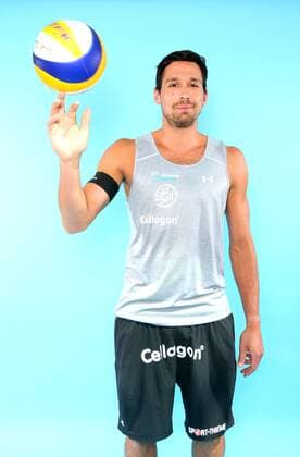 Beachvolleyball, Deutsche Olympiastarter Fotoshooting Olympia 2016 - Beachvolleyball: Jonathan Erdmann bei einem Fototermin in Hamburg am 07.06.2016. Studio Studioaufnahme Olympische Spiele Olympiade Rio de Janeiro Olympia 2016 Beachvolleyballspieler Einzelbild Einzelfigur angeschnitten Halbkoerper Hochformat Kamerablick Ball Action Deutschland deutsch GER Hamburg Copyright: Eibner-Pressefoto EP_pub