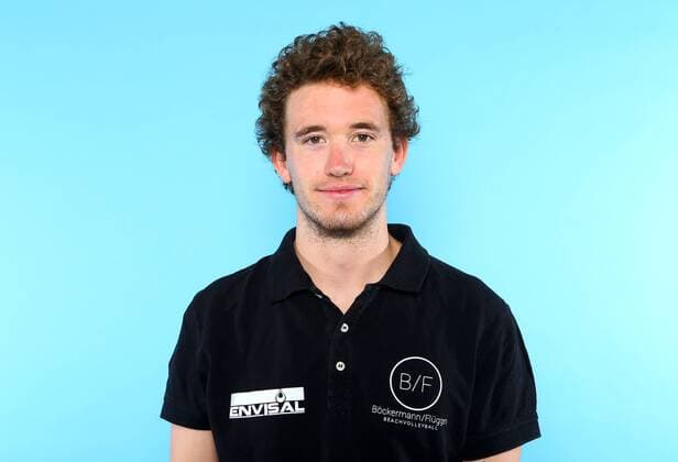 Beachvolleyball, Deutsche Olympiastarter Fotoshooting Olympia 2016 - Beachvolleyball: Lars FlÂ¸ggen bei einem Fototermin in Hamburg am 07.06.2016. Studio Studioaufnahme Olympische Spiele Olympiade Rio de Janeiro Olympia 2016 Beachvolleyballspieler Einzelbild Einzelfigur angeschnitten Portrait Portraet Querformat Deutschland deutsch GER Flueggen Hamburg Copyright: Eibner-Pressefoto EP_pub