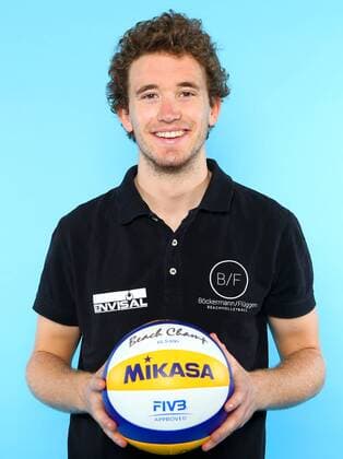 Beachvolleyball, Deutsche Olympiastarter Fotoshooting Olympia 2016 - Beachvolleyball: Lars FlÂ¸ggen bei einem Fototermin in Hamburg am 07.06.2016. Studio Studioaufnahme Olympische Spiele Olympiade Rio de Janeiro Olympia 2016 Beachvolleyballspieler Einzelbild Einzelfigur angeschnitten Halbkoerper Hochformat Deutschland deutsch GER Flueggen Ball Hamburg Copyright: Eibner-Pressefoto EP_pub