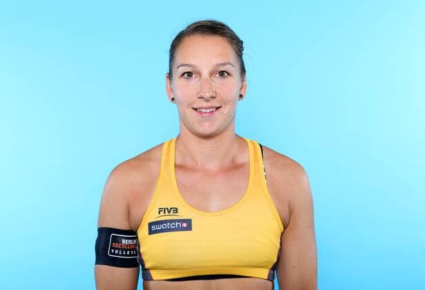 Beachvolleyball, Deutsche Olympiastarter Fotoshooting Olympia 2016 - Beachvolleyball: Julia Groï¬‚ner bei einem Fototermin in Hamburg am 07.06.2016. Studio Studioaufnahme Olympische Spiele Olympiade Rio de Janeiro Olympia 2016 Beachvolleyballspielerin Einzelbild Einzelfigur angeschnitten Portrait Portraet Portraet Querformat Kamerablick Deutschland deutsch GER lachen laecheln Grossner Hamburg Copyright: Eibner-Pressefoto EP_pub