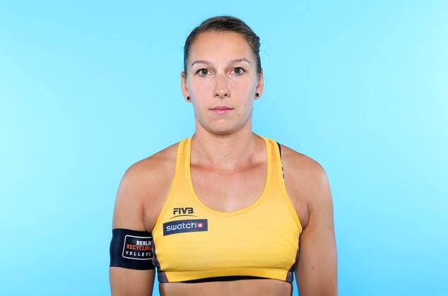 Beachvolleyball, Deutsche Olympiastarter Fotoshooting Olympia 2016 - Beachvolleyball: Julia Groï¬‚ner bei einem Fototermin in Hamburg am 07.06.2016. Studio Studioaufnahme Olympische Spiele Olympiade Rio de Janeiro Olympia 2016 Beachvolleyballspielerin Einzelbild Einzelfigur angeschnitten Portrait Portraet Portraet Querformat Kamerablick Deutschland deutsch GER Grossner Hamburg Copyright: Eibner-Pressefoto EP_pub