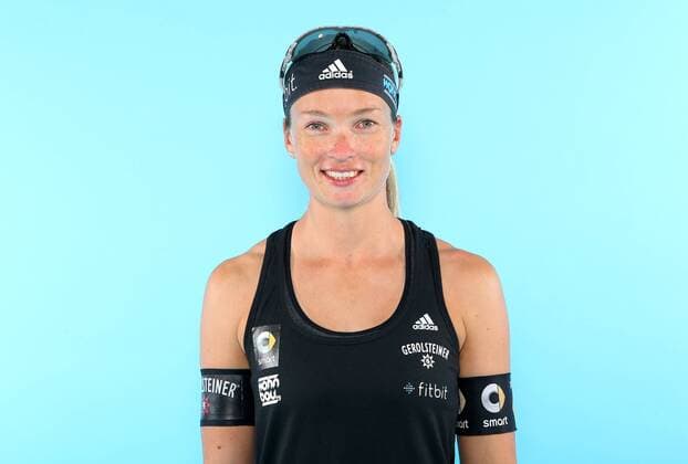 Beachvolleyball, Deutsche Olympiastarter Fotoshooting Olympia 2016 - Beachvolleyball: Katrin Holtwick bei einem Fototermin in Hamburg am 07.06.2016. Studio Studioaufnahme Olympische Spiele Olympiade Rio de Janeiro Olympia 2016 Beachvolleyballspielerin Einzelbild Einzelfigur angeschnitten Portrait Portraet Portraet Querformat Kamerablick Deutschland deutsch GER lachen laecheln Hamburg Copyright: Eibner-Pressefoto EP_pub