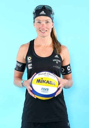 Beachvolleyball, Deutsche Olympiastarter Fotoshooting Olympia 2016 - Beachvolleyball: Katrin Holtwick bei einem Fototermin in Hamburg am 07.06.2016. Studio Studioaufnahme Olympische Spiele Olympiade Rio de Janeiro Olympia 2016 Beachvolleyballspielerin Einzelbild Einzelfigur angeschnitten Halbkoerer Hochformat Kamerablick Deutschland deutsch GER lachen laecheln Ball Hamburg Copyright: Eibner-Pressefoto EP_pub