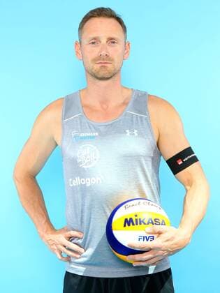 Beachvolleyball, Deutsche Olympiastarter Fotoshooting Olympia 2016 - Beachvolleyball: Kay Matysik bei einem Fototermin in Hamburg am 07.06.2016. Studio Studioaufnahme Olympische Spiele Olympiade Rio de Janeiro Olympia 2016 Beachvolleyballspieler Einzelbild Einzelfigur angeschnitten Halbkoerper Hochformat Kamerablick Deutschland deutsch GER Ball Hamburg Copyright: Eibner-Pressefoto EP_pub