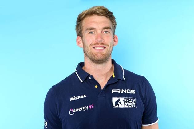 Beachvolleyball, Deutsche Olympiastarter Fotoshooting Olympia 2016 - Beachvolleyball: Alexander Walkenhorst bei einem Fototermin in Hamburg am 07.06.2016. Studio Studioaufnahme Olympische Spiele Olympiade Rio de Janeiro Olympia 2016 Beachvolleyballspieler Einzelbild Einzelfigur angeschnitten Portrait Portraet Querformat Deutschland deutsch GER lachen laecheln Hamburg Copyright: Eibner-Pressefoto EP_pub