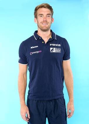 Beachvolleyball, Deutsche Olympiastarter Fotoshooting Olympia 2016 - Beachvolleyball: Alexander Walkenhorst bei einem Fototermin in Hamburg am 07.06.2016. Studio Studioaufnahme Olympische Spiele Olympiade Rio de Janeiro Olympia 2016 Beachvolleyballspieler Einzelbild Einzelfigur angeschnitten Portrait Portraet Querformat Deutschland deutsch GER lachen laecheln Hamburg Copyright: Eibner-Pressefoto EP_pub