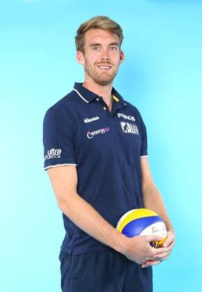 Beachvolleyball, Deutsche Olympiastarter Fotoshooting Olympia 2016 - Beachvolleyball: Alexander Walkenhorst bei einem Fototermin in Hamburg am 07.06.2016. Studio Studioaufnahme Olympische Spiele Olympiade Rio de Janeiro Olympia 2016 Beachvolleyballspieler Einzelbild Einzelfigur angeschnitten Halbkoerper Hochformat Deutschland deutsch GER lachen laecheln Ball Hamburg Copyright: Eibner-Pressefoto EP_pub