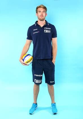 Beachvolleyball, Deutsche Olympiastarter Fotoshooting Olympia 2016 - Beachvolleyball: Alexander Walkenhorst bei einem Fototermin in Hamburg am 07.06.2016. Studio Studioaufnahme Olympische Spiele Olympiade Rio de Janeiro Olympia 2016 Beachvolleyballspieler Einzelbild Einzelfigur angeschnitten Ganzkoerper Hochformat Deutschland deutsch GER lachen laecheln Ball Hamburg Copyright: Eibner-Pressefoto EP_pub