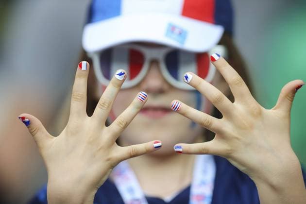 Themen der Woche - SPORT Bilder des Tages - Sport Fingernaegel, junge huebsche Frau, Maedchen, attraktiv, laecheln, schoen, huebsch, Bemalung im Gesicht, Gesichtsbemalung, Schminke Fan, Fans, Fussballfans, supporters, spectators, Zuschauer, Jacke, Kutte, Weste, Fankurve FRANCE - ROMANIA Football European Championships at 6th June 2016 in Paris, Stade de France.
