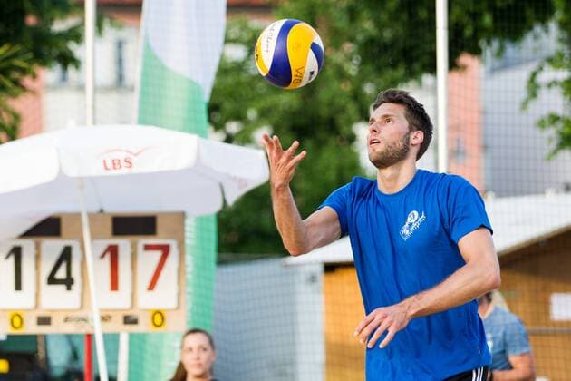 Anwurf Aufschlag Simon Tischer (VfB Friedrichshafen); LBS Cup Beachvolleyball Friedrichshafen, Promenade, Friedrichshafen Germany, 20160610; Friedrichshafen Copyright: Wuechnerx xEibner-Pressefoto EP_nwr
