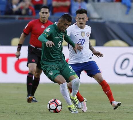 Chile player Chaerles Aranguiz (R) fights for the ball with Bolivia Yasmani Duk during their Copa America Centenario soccer match at Gillete Stadium in Foxborough, Massachusetts, United States, 10 June 2016. CHILE VS BOLIVIA Länderspiel Nationalmannschaft !ACHTUNG: NUR REDAKTIONELLE NUTZUNG!  FOX007 20160611-636012077344004653
