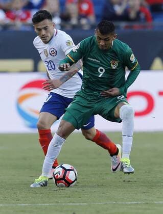 Chile player Chaerles Aranguiz (L) fights for the ball with Bolivia Yasmani Duk during their Copa America Centenario soccer match at Gillete Stadium in Foxborough, Massachusetts, United States, 10 June 2016. CHILE VS BOLIVIA Länderspiel Nationalmannschaft !ACHTUNG: NUR REDAKTIONELLE NUTZUNG!  FOX009 20160611-636012078585912692