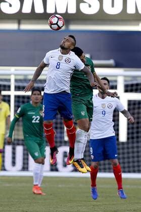 Chile player Arturo Vidal fights for the ball with Bolivia Luis Gutierrez during their Copa America Centenario soccer match at Gillete Stadium in Foxborough, Massachusetts, United States, 10 June 2016. CHILE VS BOLIVIA Länderspiel Nationalmannschaft !ACHTUNG: NUR REDAKTIONELLE NUTZUNG!  FOX012 20160611-636012090716780155