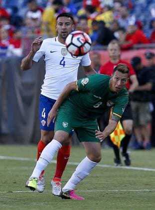 Chile player Mauricio Isla (L) fights for the ball with Bolivia Martin Smedberg during their Copa America Centenario soccer match at Gillete Stadium in Foxborough, Massachusetts, United States, 10 June 2016. CHILE VS BOLIVIA Länderspiel Nationalmannschaft !ACHTUNG: NUR REDAKTIONELLE NUTZUNG!  FOX013 20160611-636012091344992155