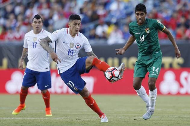 Chile player Pedro Pablo Hernandez (C) fights for the ball with Bolivia Raul Castro during their Copa America Centenario soccer match at Gillete Stadium in Foxborough, Massachusetts, United States, 10 June 2016. CHILE VS BOLIVIA Länderspiel Nationalmannschaft !ACHTUNG: NUR REDAKTIONELLE NUTZUNG!  FOX014 20160611-636012093293276155