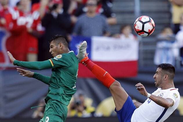 Chile player Mauricio Isla (R) fights for the ball with Bolivia Yasmani Duk during their Copa America Centenario soccer match at Gillete Stadium in Foxborough, Massachusetts, United States, 10 June 2016. CHILE VS BOLIVIA Länderspiel Nationalmannschaft !ACHTUNG: NUR REDAKTIONELLE NUTZUNG!  FOX015 20160611-636012093939740155